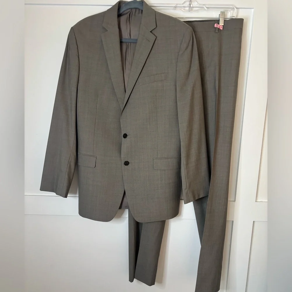 Calvin Klein Men's Taupe Suit jacket size 39L and pants 34